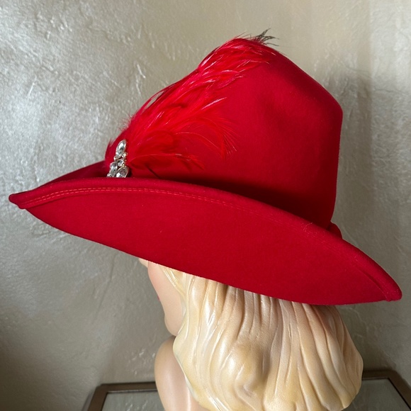 REGAL RED FELT VINTAGE HAT WITH CONICAL CROWN + FEATHER SPRAYS + BROOCH - Picture 8 of 15